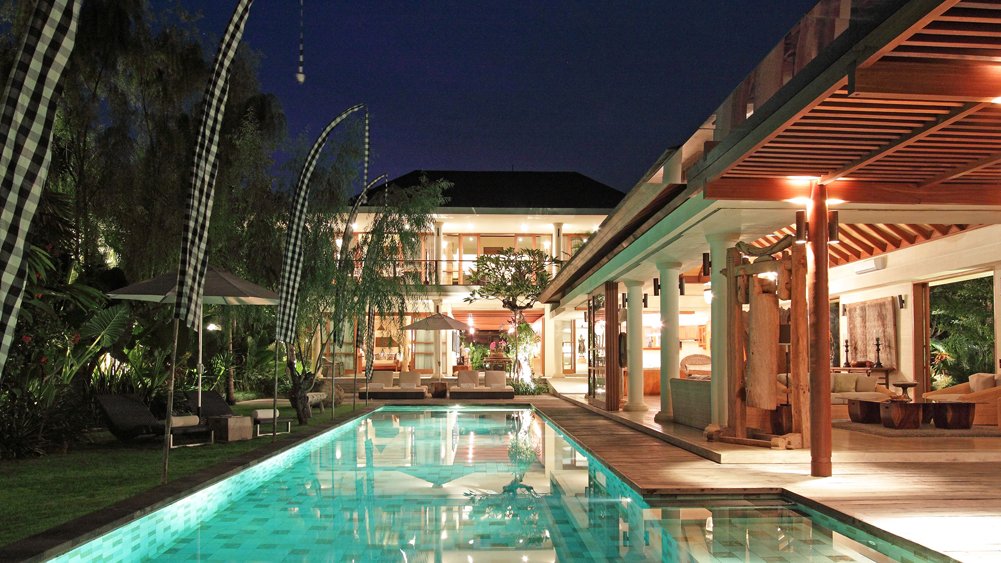 Villa Sarasvati - Romantic villa at night